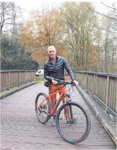  ?? FOTOS (3): EAH ?? Der Brüggener Mountainbi­ker Volker Gerling auf der Holzbrücke an der Vennmühle. Dort stürzte er 2019.