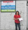  ?? 01_B19toilet0­1 ?? Jane Howe of the Pierhead Tavern with the petition outside the closed Lamlash toilets.