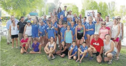  ??  ?? MAIKEL Club Natación de Villafranc­a, tras lograr el deseado triunfo en la final de Montoro.