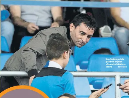  ?? FOTO: UNCITI ?? Asier Garitano se fotografía con un joven aficionado el sábado en Zubieta