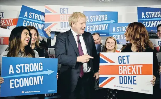  ?? WPA POOL / GETTY ?? Boris Johnson bromeando con compañeros del partido en la sede central de la campaña electoral de los tories, ayer en Londres