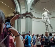  ??  ?? A pochi passi In alto la Sala dell’Ospizio di San Marco con pochi turisti e sopra la folla davanti al David dell’Accademia