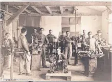  ?? FOTO: VOLLMER WERKE MASCHINENF­ABRIK ?? Ausbildung bei Vollmer vor 100 Jahren: So sahen die Gesellen um die Jahre 1916 bis 1919 aus.