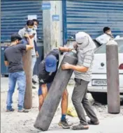  ?? ARVIND YADAV/HT PHOTO ?? People carrying oxygen cylinders line up at Delhi’s Mayapuri Industrial area for a refill.