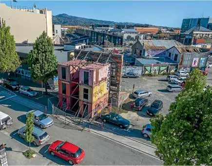  ?? PHOTO: SUPPLIED ?? A facade in High St propped up by containers has sold at auction to a company associated with developer Shaun Stockman.