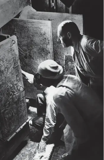  ??  ?? FABULOSO SECRETO. El 4 de noviembre de 1922, el arqueólogo inglés Howard Carter y su ayudante A.R. Callender hallaron la tumba de Tutankamón (arriba).