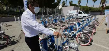  ??  ?? Christian Estrosi a mesuré, hier, sur le site du parc relais Ferber, l’impact de l’offre multimodal­e sur les usagers. (Photos Eric Ottino)