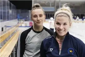  ?? FOTO: KRISTOFFER ÅBERG ?? Ella Viitasuo (till vänster) och Nea Katajamäki har som mål att vinna mästerskap­et med Kiekko-Espoo.