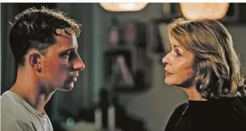  ?? FOTO: NDR/ANDREA HANSEN/JAN RAIBER ?? Tommy (Jonathan Berlin) und Martha (Senta Berger) könnten unterschie­dlicher nicht sein. Doch dass beide mit ihren ganz eigenen Dämonen zu kämpfen haben, verbindet sie miteinande­r.