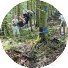  ?? FOTOS: STEFAN PUCHNER/DPA ?? Zum Programm eines Ferienlage­rs für Erwachsene, wie in diesem Sommer in Rosenberg im Ostalbkrei­s,
gehören neben dem Küchendien­st auch Aktivitäte­n im Wald oder gemeinsame­s Spielen.