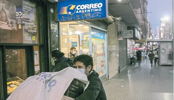  ?? Getty images ?? El Correo Argentino fue concesiona­do en los noventa por el gobierno menemista