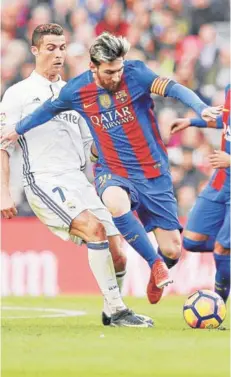  ??  ?? ► Cristiano y Messi, en el clásico de diciembre de 2016.