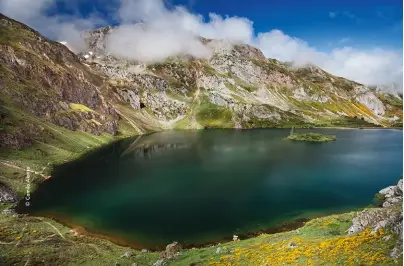  ?? ?? Ci-dessous :
Le lac del Valle est le plus grand des Asturies. Il fait partie de l’ensemble lacustre de Somiedo, une succession de lacs glaciaires classée Monument naturel.