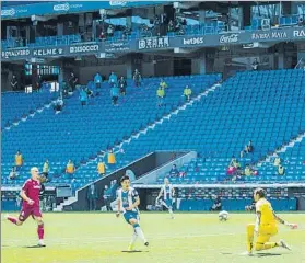  ?? FOTO: PERE PUNTÍ ?? Wu Lei, superando a Roberto para hacer el 2-0 con el que acabó el partido