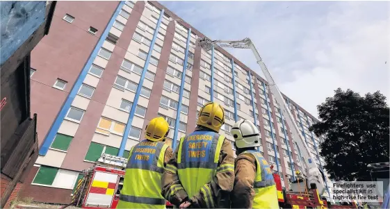  ??  ?? Firefighte­rs use specialist kit in high-rise fire test