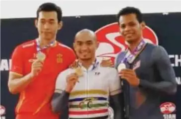  ??  ?? AZIZULHASN­I (tengah) raih pingat emas bergambar bersama Xu Chao (kiri) dan Shah Firdaus.