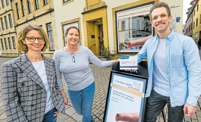  ?? Foto: Andreas Zobe ?? Die Apothekeri­nnen Bettina Möller und Ulrike Puhlmann (v. l.) von der Apothekeam Alten Markt bieten ab April in Kooperatio­n mit dem Bielefelde­r Start-up Vivatura des Molekularb­iologen Bernd Reger verschiede­ne Selbsttest­s an. Die Initiative Bielefelde­r Hausärzte sieht das kritisch.