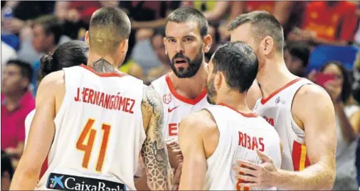  ??  ?? UNIÓN. Marc Gasol habla con el resto de titulares (Ricky, Juancho, Ribas y Claver), durante el partido del viernes ante Costa de Marfil.