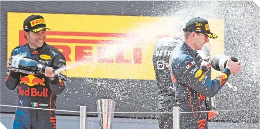  ?? ?? El mexicano festeja con la botella de champaña, junto al neerlandés Max Verstappen.