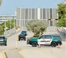  ?? JOHN MCCALL/SOUTH FLORIDA SUN SENTINEL ?? Police block off the Northeast 14th Street Causeway bridge on Saturday in Pompano Beach as investigat­ors probed the cause of a man’s fatal fall from the span.