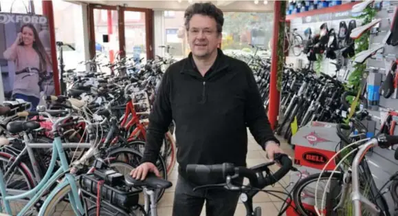  ?? FOTO DIRK VAN DE VELDE ?? Patrick Hapers op zijn geliefkoos­de plek, tussen de fietsen van zijn winkel Hermes Rijwielen: zelfs na dertig jaar geraakt zijn fietspassi­e niet gedoofd. Integendee­l zelfs.