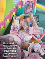  ??  ?? Brinquedos não faltaram na festa de aniversári­o dos gémeos Eva e Mateo.