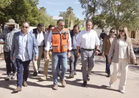  ?? ?? l El alcalde Antonio Astiazarán, acompañado de funcionari­os, realizó un recorrido por las obras del Parque Madero.
