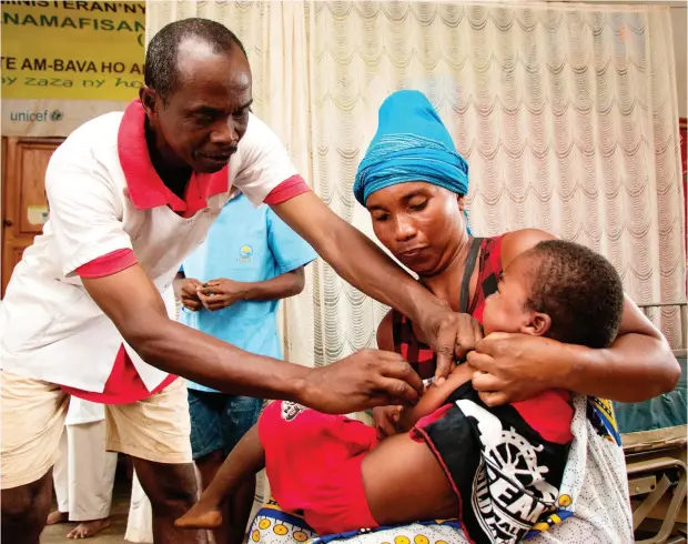  ?? MAMYRAEL / AFP / GETTY IMAGES ?? A child is inoculated with the measles vaccine at a clinic in the village of Anivorano in Madagascar. Only 58 per cent of people on Madagascar’s
main island have been vaccinated against measles, a major factor in the spread of an outbreak that has killed more than 1,200 people.