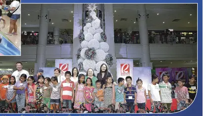  ??  ?? Robinsons Place Imus Christmas Tree-lighting ceremony with Jessy Mendiola.