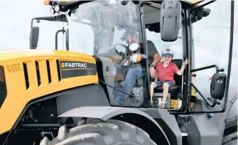  ??  ?? Le nouveau modèle JCB Fastrac 8330 n’a pas seulement suscité l’envie des hommes. Les enfants aussi voulaient l’essayer.