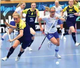  ?? FOTO: JONAS EKSTRÖMER/LEHTIKUVA-TT ?? Sveriges Sandra Boric Svärd och Finlands Veera Kauppi under söndagens final mellan Finland och Sverige.