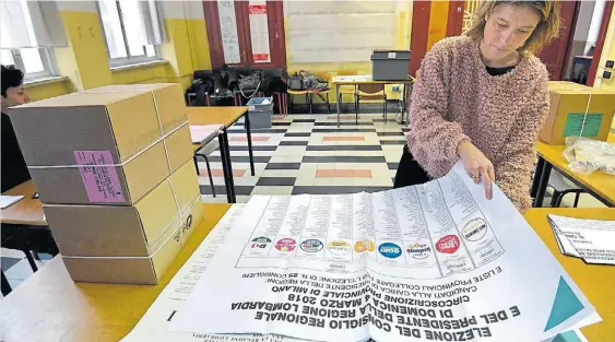  ?? ANSA ?? Preparació­n. Empleados del gobierno y militantes políticos alistan las boletas y demás detalles para la votación de las parlamenta­rias de hoy.