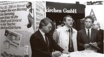  ?? FOTO: HARTUNG ?? Als man für 30 Mark im Monat noch Bus fahren konnte und die Saarbahn GmbH noch die Saartal-Linien war: Bürgermeis­ter Helmut Müller, rechts, 1986 mit Saartal-Linien-Chef Norbert Walter, links, und Hermann J. Munkes.