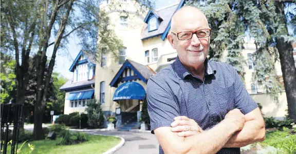  ?? JEAN LEVAC ?? Tony Atherton stands outside the former Le Cercle Universita­ire d’Ottawa, now Le Cordon Bleu cooking school.