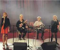  ??  ?? STRINGSING: Kasper Gjone (11), Mina Bergan (11), Nathalie Kirkhus (13) og Thea Josefine Haugeto (12) fremførte låten House of Gold med sang og ukulele.