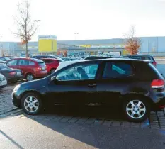  ?? Foto: Piet Bosse ?? Der Parkplatz ist voll: Am Montagmorg­en war bei Amazon in Graben nicht viel vom Streik zu sehen.