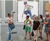  ??  ?? Patricia Kindl weiß, wofür sich die Touristen interessie­ren. Die Tour über „Erotik im alten Wien“zählt zu den beliebtest­en.