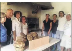  ??  ?? Le four communal sera allumé dès jeudi pour préparer les fournées de pains de campagne cuits au feu de bois.