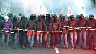  ??  ?? Il corteo Attivisti dei centri sociali durante il corteo che si svolse a Cremona il 18 gennaio 2015. Durante gli incidenti rimase gravemente ferito l’autonomo Emilio Visigalli (Ansa)