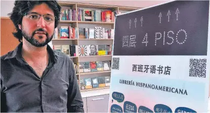  ?? (TÉLAM) ?? Guillermo Bravo. Con 35 años, en la puerta de la librería que acaba de inaugurar en Beijing. Además es editor, escritor y docente de Letras.