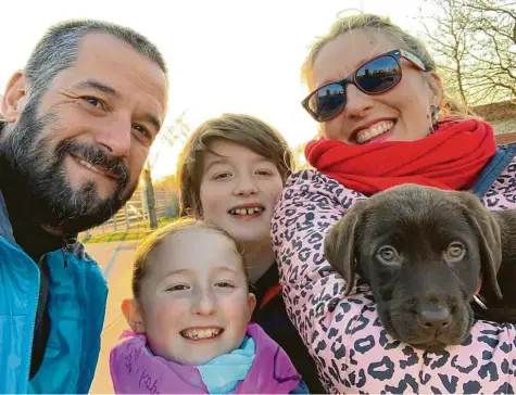  ?? Foto: Nico Bour ?? Mit dem Labrador Cookie hat Familie Bour sich jetzt ein fünftes Mitglied ins Haus geholt.