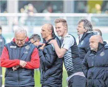  ?? FOTO: THOMAS SIEDLER ?? VfR-Trainer Peter Vollmann (links) will mit seinen Aalenern noch einmal das schöne Heimgesich­t zeigen und gegen Magdeburg ein gutes Heimspiel hinlegen.