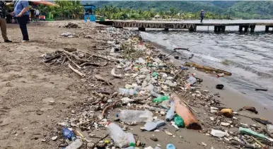  ?? FOTO: CORTESÍA ?? CONTAMINAC­IÓN. El fin de semana las lluvias arrastraro­n más basura de Guatemala a Omoa.