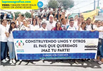  ??  ?? Beneficiad­os. Cientos de jóvenes beneficiar­ios de la Fundación Forever asistieron ayer al convivio que se realizó en la calle principal de la colonia Santa Eduviges, en Soyapango.