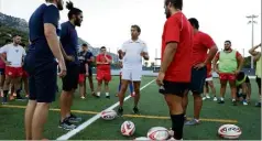  ?? Jean-François Ottonello) ?? Fabien Galthié, ici avec l’équipe de Monaco, pense à refaire une préparatio­n avec le XV de France sur la Côte d’Azur.(Photo