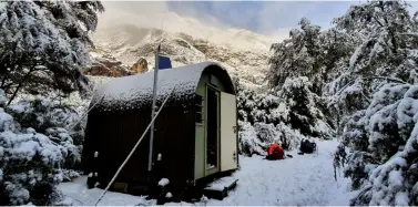  ?? Photo: Chris Dyson ?? Pinnacles hut warden quarters after fresh snow.