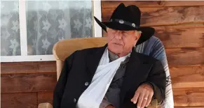  ?? ?? Us-marshall Mcteague (Tom Berenger) würde ja selbst die Banditen durch Arizona verfolgen, hat sich aber bei der letzten Schießerei den Arm gebrochen