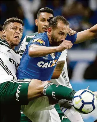  ?? Cesar Greco - 26.set.18/ag. Palmeiras ?? O lateral direito Marcos Rocha, do Palmeiras, disputa a bola com o atacante Barcos, do Cruzeiro, durante partida de volta pela semifinal da Copa do Brasil