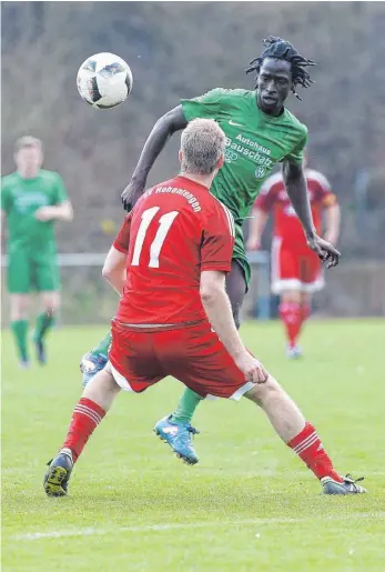  ?? FOTO: THOMAS WARNACK ?? Laiz’ Ousman Sanyang (hinten) steigt höher als Armin Kieferle (vorne), doch am Ende trennen sich beide Mannschaft­en mit 1:1.