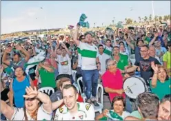  ??  ?? LOCURA. La afición del Elche, el domingo, en la pantalla gigante.